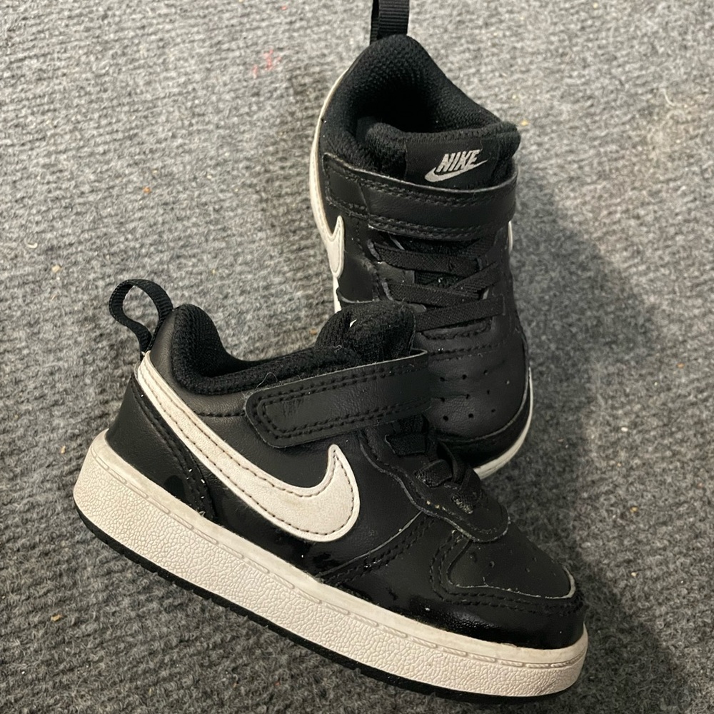 Black and White Toddler Nike Sneakers / size 6